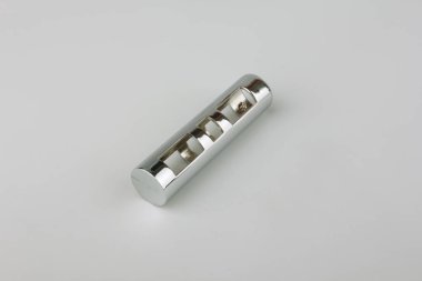 Gri arka planda perde direği için modern metal bitiş