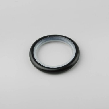 Gri arka plan üzerinde korniş kutup için perde metal halka