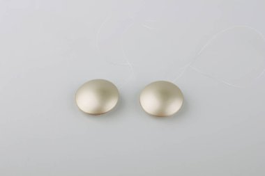 Gri arka plan üzerinde perde için yuvarlak toka süslemeleri