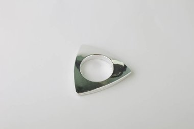 Üçgen perde gri arka plan üzerinde korniş sabitleme için yuvarlak delik li grommet