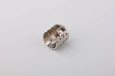 Gri arka plan daki saveler için küçük braket detayı