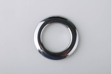 Gri arka planda korniş sabitleme için parlak metal perde grommet halka