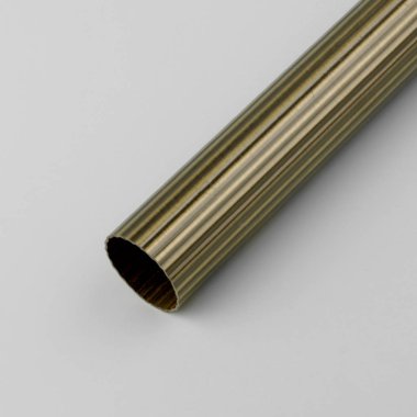 Gri arka plan üzerinde oluklu yüzeyli vintage metal perde tüp.