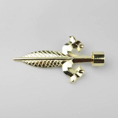 Gri arka plan üzerinde perde korniş için mızrak şeklinde modern metal son