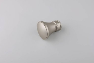 Gri arka planda perde direği için modern metal bitiş