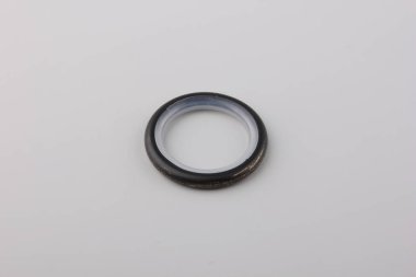 Gri arka plan üzerinde korniş kutup için perde metal halka