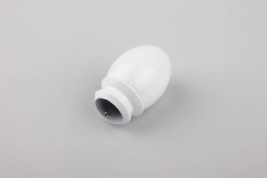 Gri arka plan üzerinde perde direği için modern basit beyaz fiş