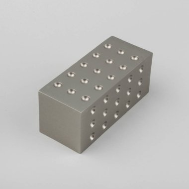 Gri arka planda nokta deseni Metal perde korniş finial ile modern