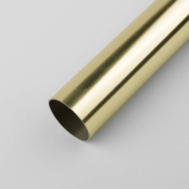 Gri arka plan üzerinde pürüzsüz yüzeyli Vintage metal perde çubuk.