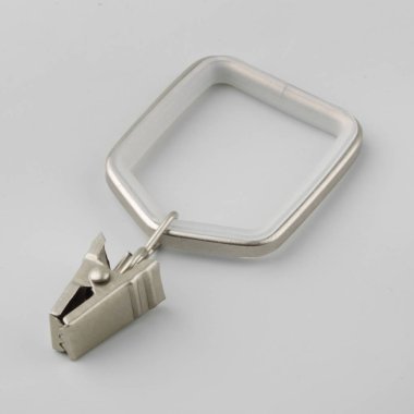 Gri arka plan üzerinde korniş kutup için askı ile Perde metal halka