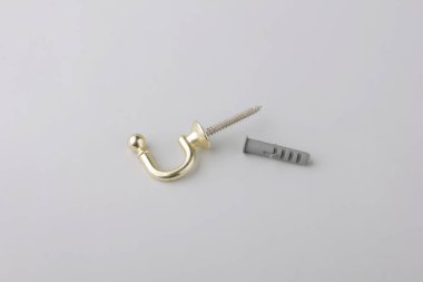 Gri arka plan üzerinde bağlantı elemanları ile perde için metal hold-back kanca.