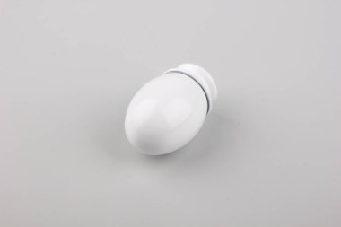 Gri arka plan üzerinde perde direği için modern basit beyaz fiş