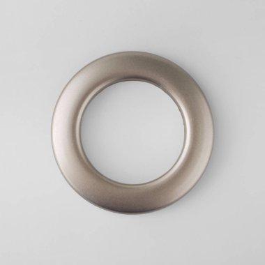 Gri arka planda korniş sabitleme için perde grommet halka