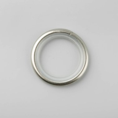 Gri arka plan üzerinde korniş kutup için perde metal halka