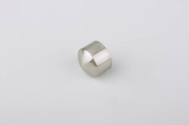 Gri arka plan üzerinde perde direği için basit metal ucu