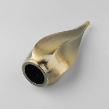 Gri arka plan üzerinde perde direği için swirled modern metal fiş