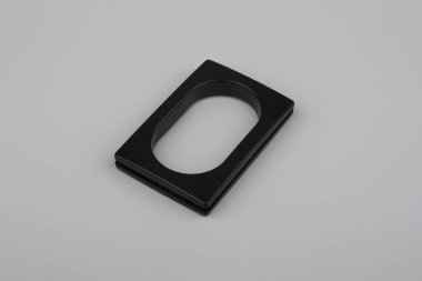 Siyah dikdörtgen perde gri arka plan üzerinde korniş sabitleme için oval delik ile grommet