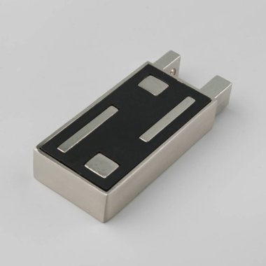 Gri arka planda perde saçak için şekilli dikdörtgen metal biten