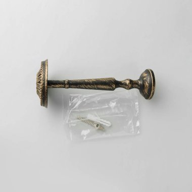 Gri arka plan üzerinde bağlantı elemanları ile perde için yuvarlak süslü bekleme.