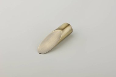 Gri arka planda perde direği için modern metal bitiş