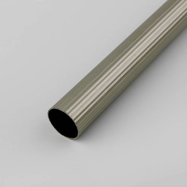 Gri arka plan üzerinde oluklu yüzeyli vintage metal perde tüp.