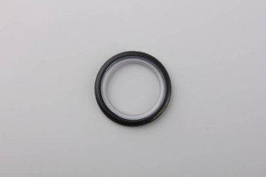 Gri arka plan üzerinde korniş kutup için perde metal halka