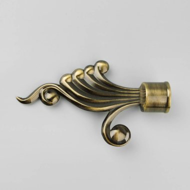 Gri arka planda perde korniş için antika metal finial