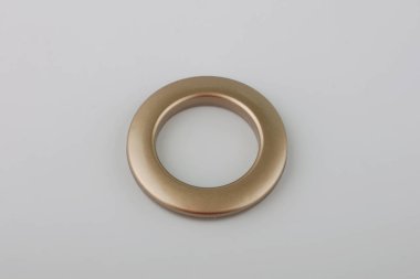 Gri arka planda korniş sabitleme için perde grommet halka