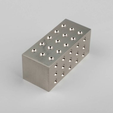 Gri arka planda nokta deseni Metal perde korniş finial ile modern