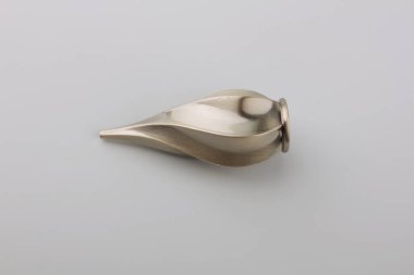 Gri arka plan üzerinde perde eaves için dekoratif metal fiş