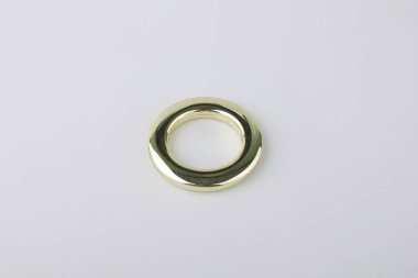 Gri arka planda korniş sabitleme için perde grommet halka