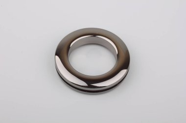 Gri arka planda korniş sabitleme için parlak metal perde grommet halka