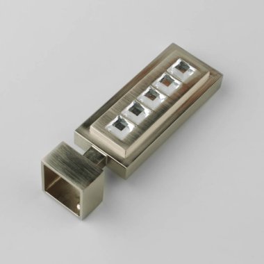 Gri arka planda kristaller perde korniş finial ile tasarlanmış metal