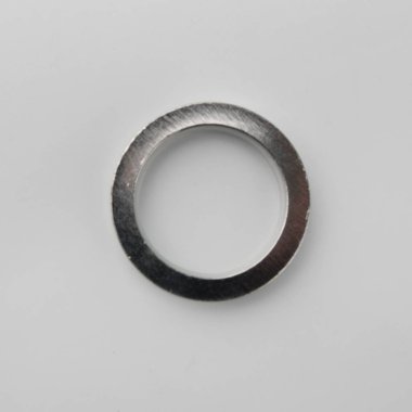 Gri arka plan üzerinde korniş kutup için perde metal halka