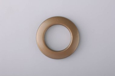 Gri arka planda korniş sabitleme için perde grommet halka