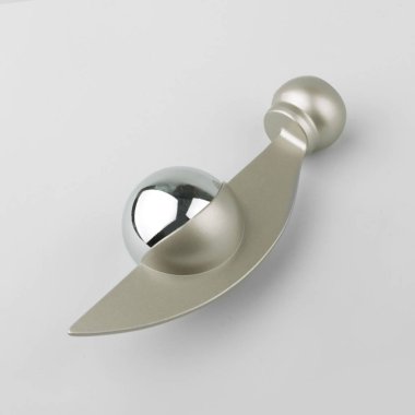 Gri arka plan üzerinde perde korniş için topu ile Modern metal ucu