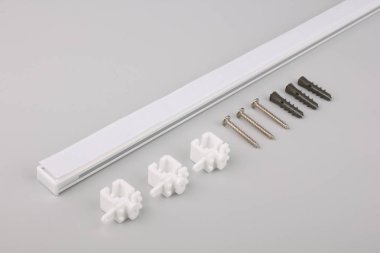 Beyaz güneşlikler direkler ve gri arkaplanda plastik aksesuarlar