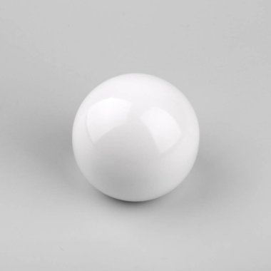 Gri arka planda modern beyaz küre perde korniş finial