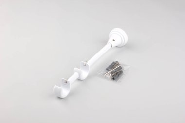 Perde çubuğu için beyaz parantez Gri arka planda plastik vida paketi