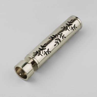 Gri arka plan üzerinde perde saçalar için çiçek desenli metal son