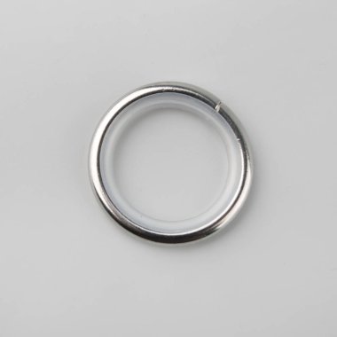 Gri arka plan üzerinde korniş kutup için perde metal halka