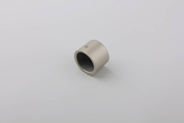 Gri arka planda perde eaves için basit metal fiş