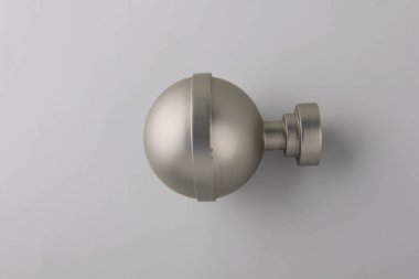 Gri arka plan üzerinde perde eaves için modern küresel son