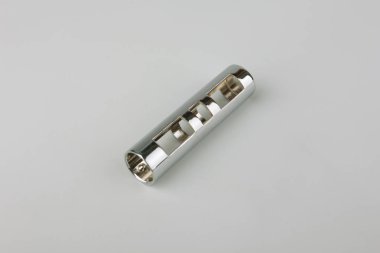 Gri arka planda perde direği için modern metal bitiş