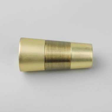 Gri arka plan üzerinde perde eaves için koni şeklinde modern metal son