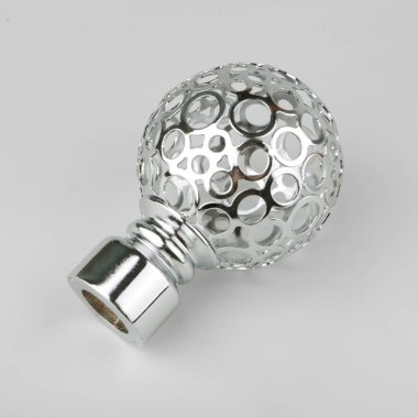 Krom süslü küre perde gri arka planda ucu eğme