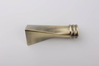 Gri arka planda perde saçak için modern metal bitiş