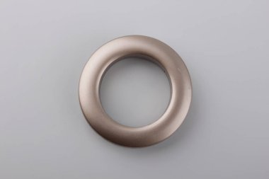 Gri arka planda korniş sabitleme için dairesel perde grommet halka