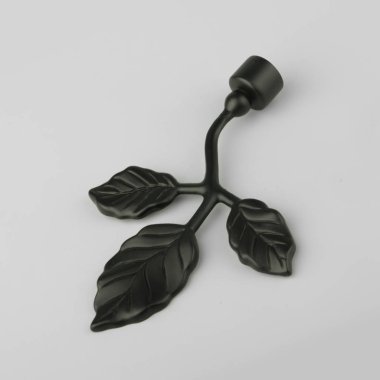 Antika yaprakları gri arka planda perde direği için siyah şekil şekilli