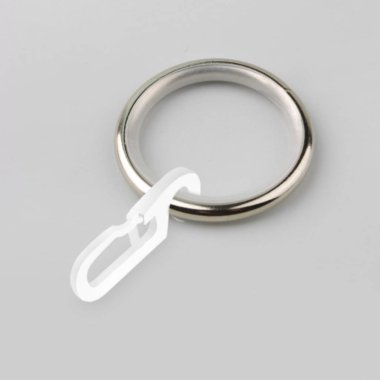 Gri arka plan üzerinde korniş kutup için plastik askı ile Perde metal halka